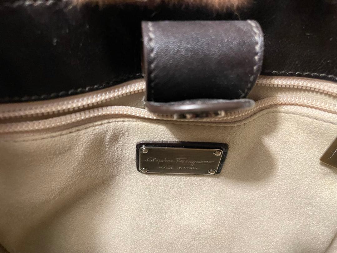 【mana】フェラガモ ヴァラリボン スエード ファーハンドバック