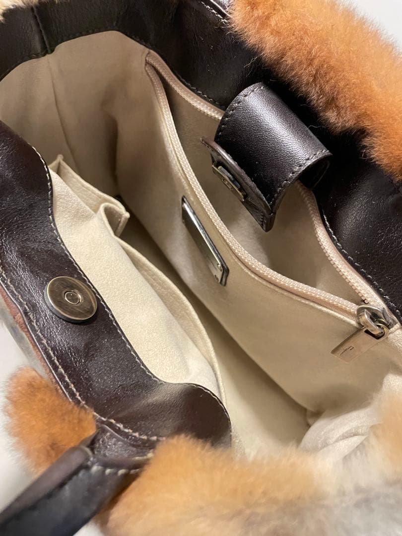 【mana】フェラガモ ヴァラリボン スエード ファーハンドバック