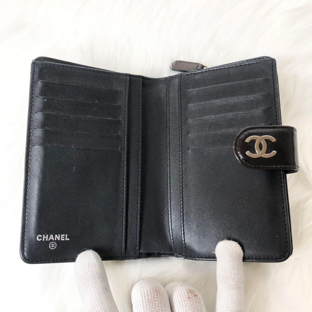 【美品】CHANEL 二つ折り財布 カメリア ココマーク パテントレザー