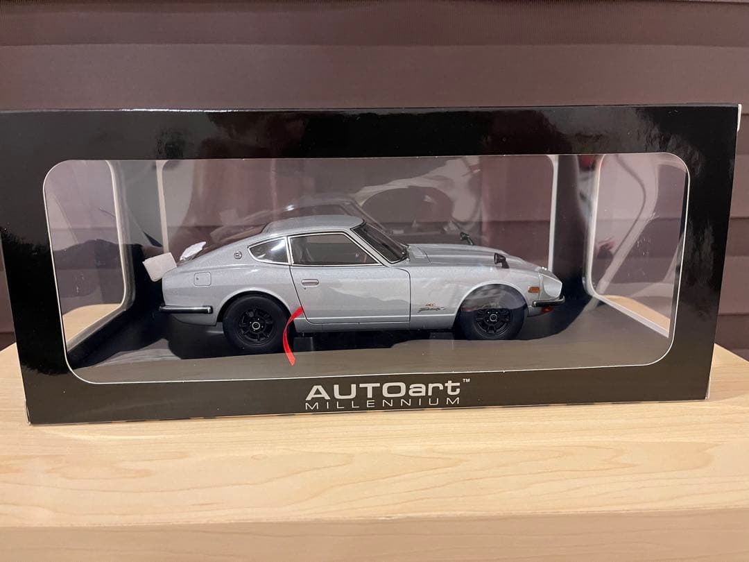 AUTOart Datsun 240Z ミニカー 1/18