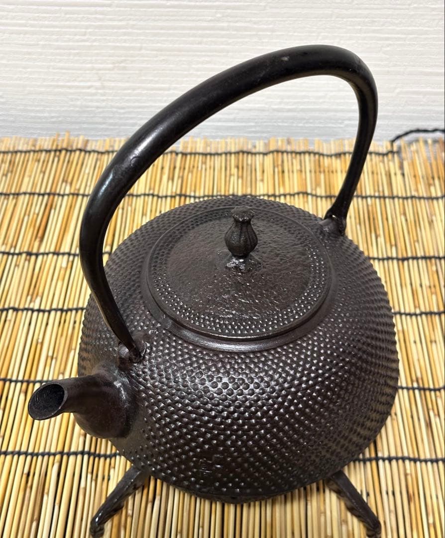 未使用、付属品付　岩手県奥州 佐秋鋳造所佐藤守巨造 真作保証　南部鉄瓶 南部鉄器