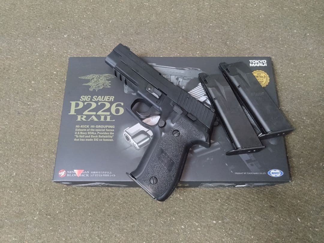 【美品】東京マルイ SIG SAUER P226R ガスガン マガジン3本付き