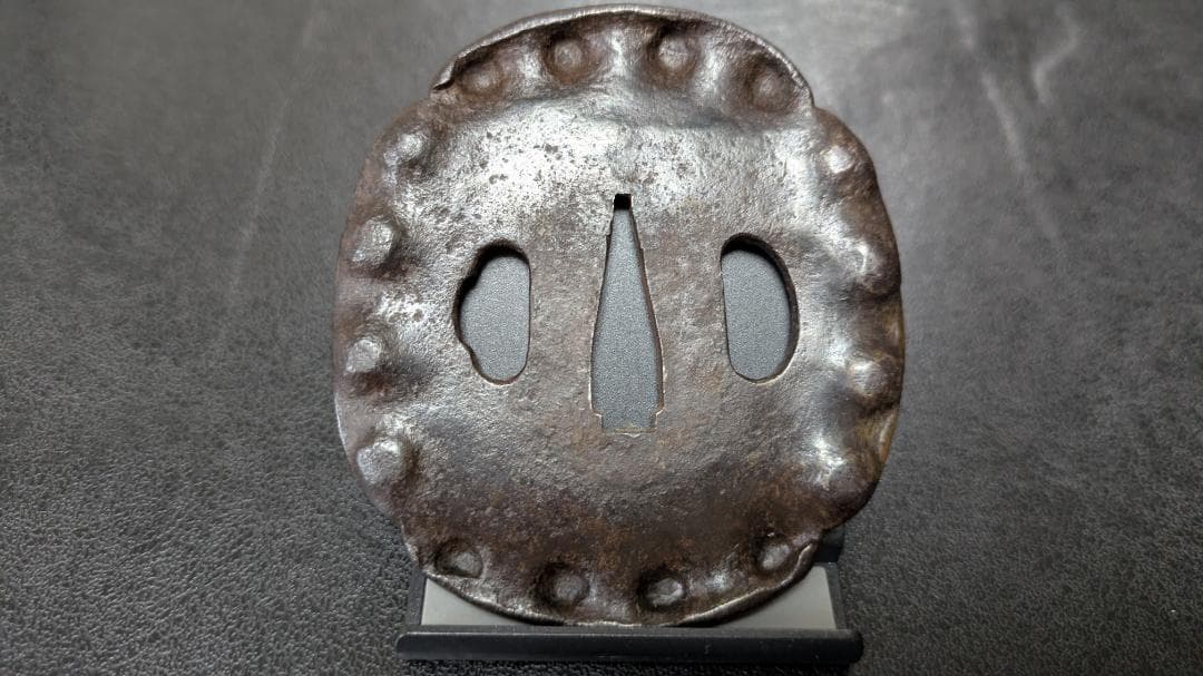 銘：信家 鮑貝 アワビ貝 縁打出し 鉄鍔