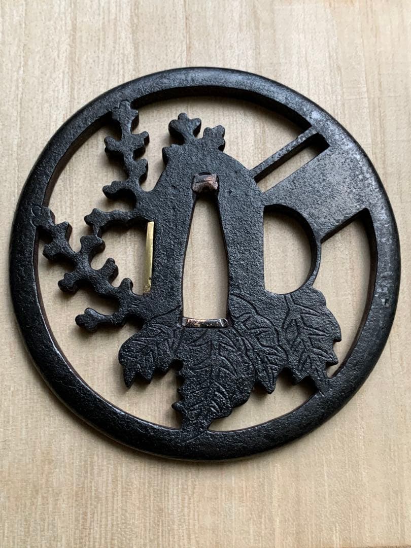 小道具優品　『引き両に桐の図』鉄鐔　透かし鐔 日本刀