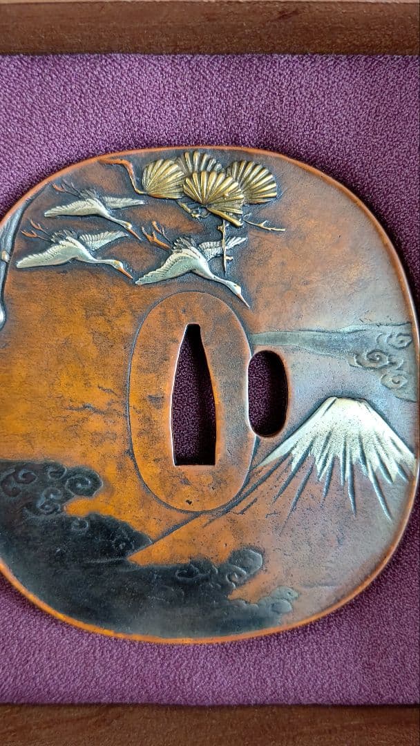 大型鐔 素銅地 竪丸型 高彫 金銀色絵象嵌、上桐箱、座布団付