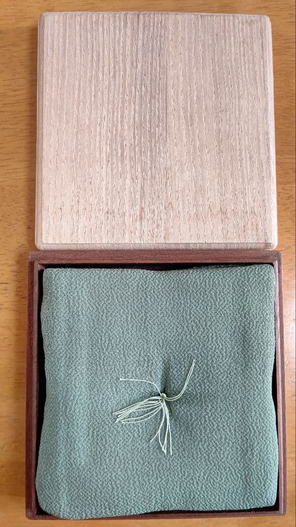 大型鐔 素銅地 竪丸型 高彫 金銀色絵象嵌、上桐箱、座布団付