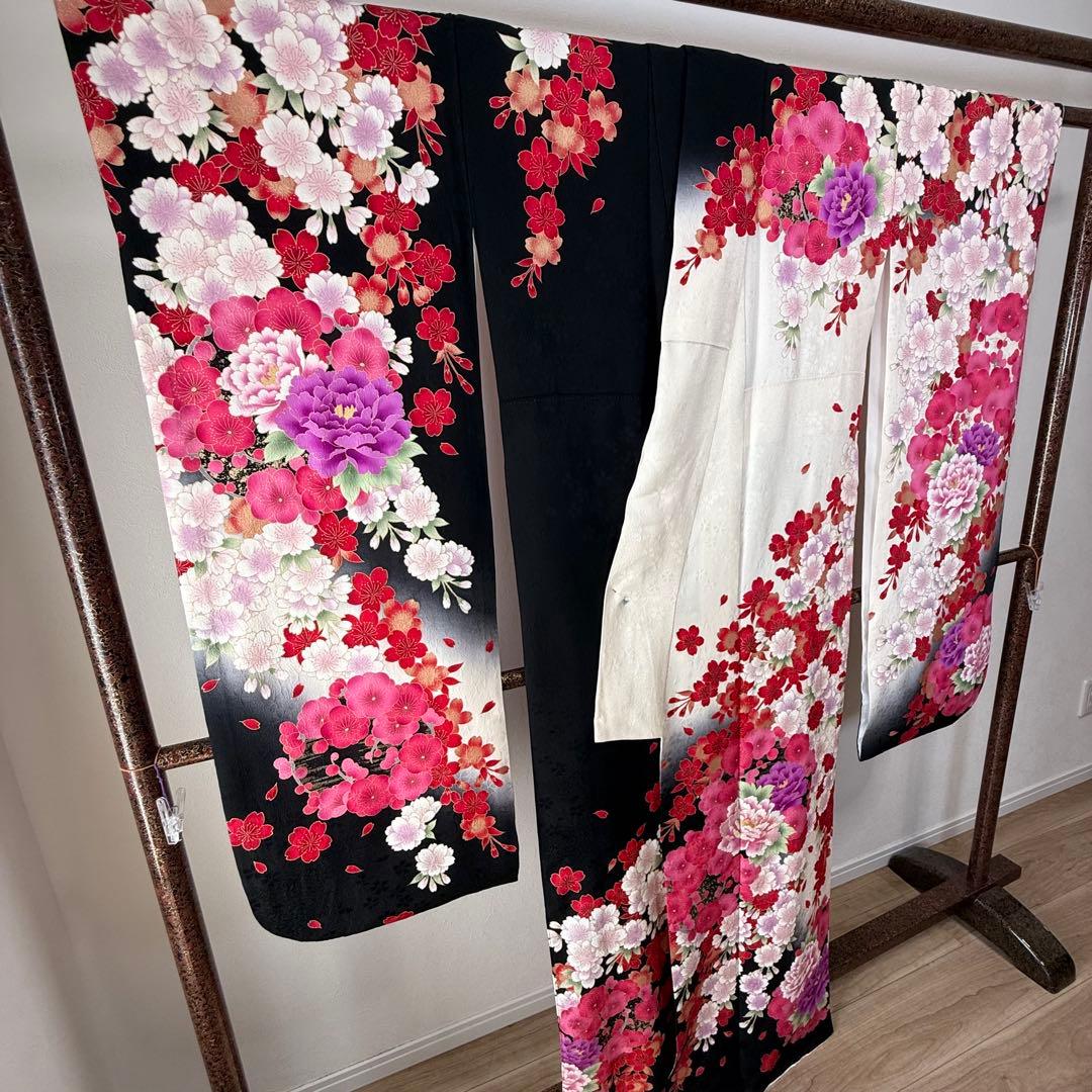 超美品 正絹 現代振袖 成人式 着物168 黒 刺繍 黒 白 赤 ピンク