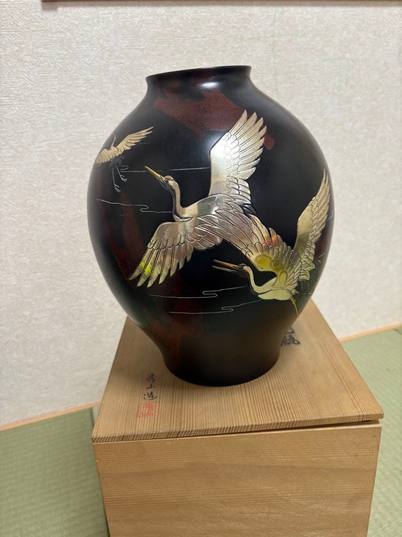 黒色陶器花瓶 鶴の金箔装飾