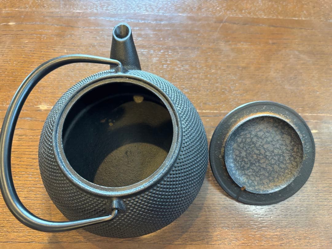 平安泰山堂作 注ぎ口下に「泰山堂造」持ち手金銀象嵌 鉄瓶 1475g