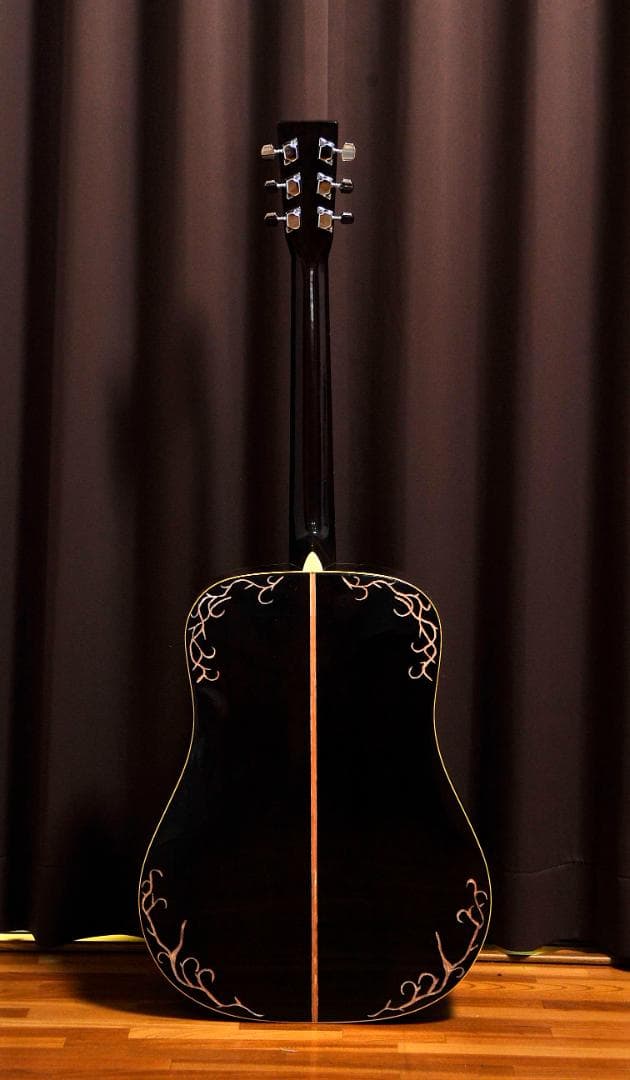 ☆彫刻ギター Cat´s Eyes CEシリーズ 舞台にストリート演奏とオブジェ