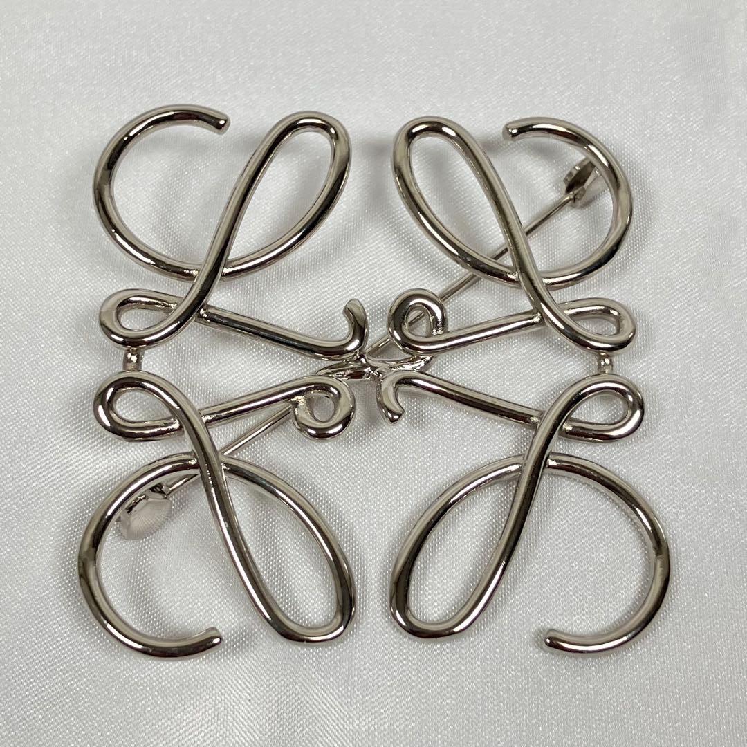 ロエベ アナグラム ブローチ シルバー色 中古良品 - メルカリ