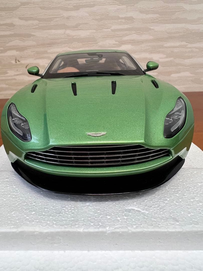 No517 ミニカー1/18箱あり ASTON MARTIN DB11
