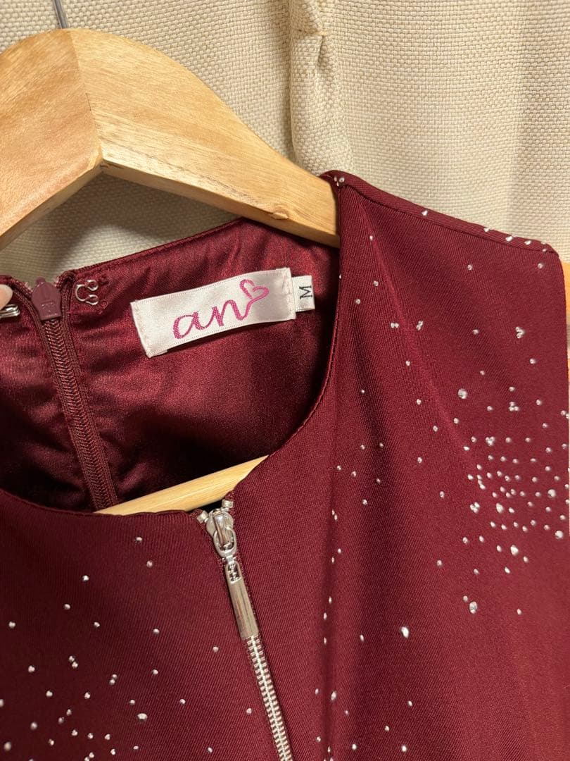 an ビジュー付きワインレッドドレス