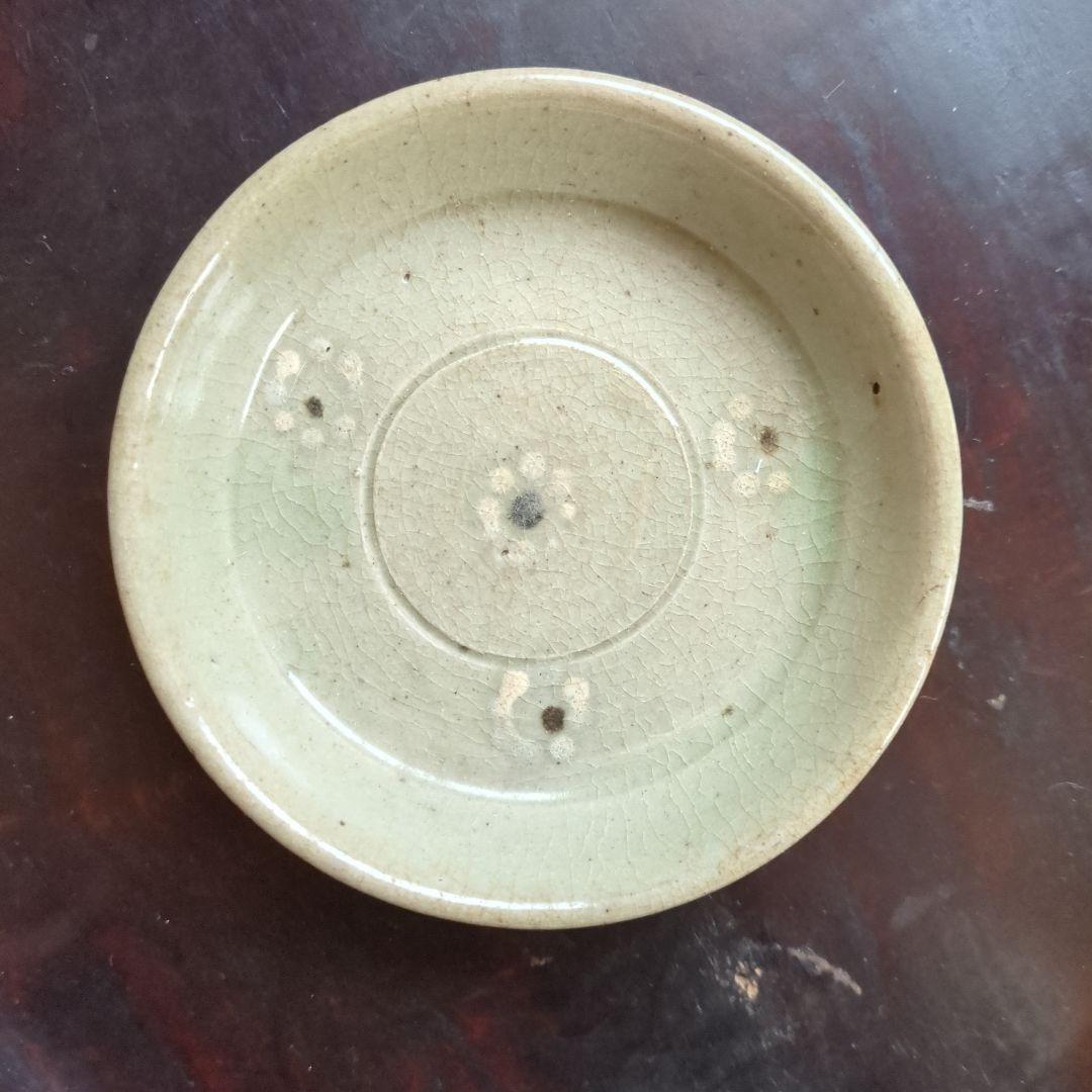 グレーの円形陶器皿　高麗青磁　骨董品　酒盃　小皿