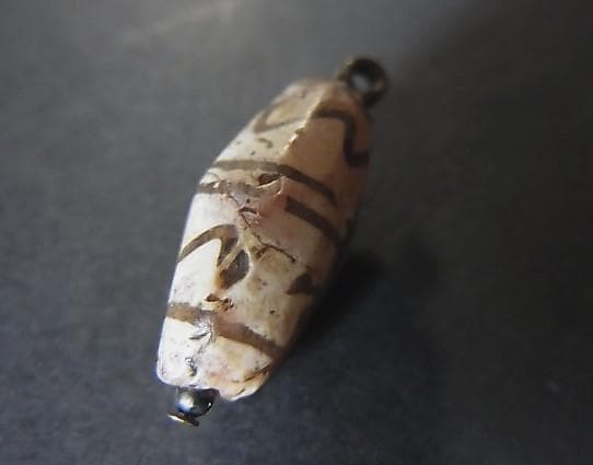 ☆G2601☆古代ストーンビーズ (A45)クシャン 白い紅玉髄 エッジド