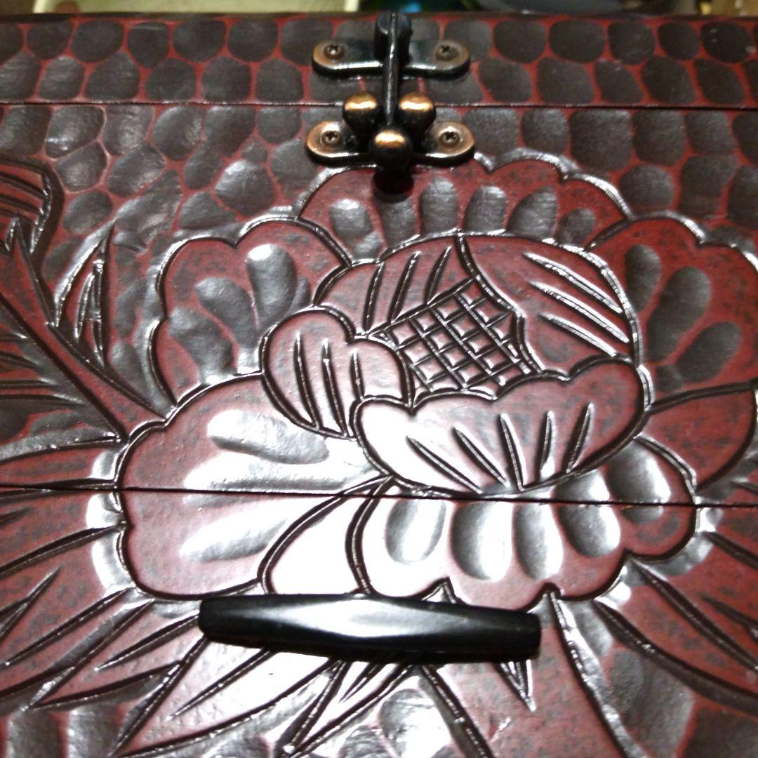 鎌倉彫木製ティッシュボックス 赤黒波模様