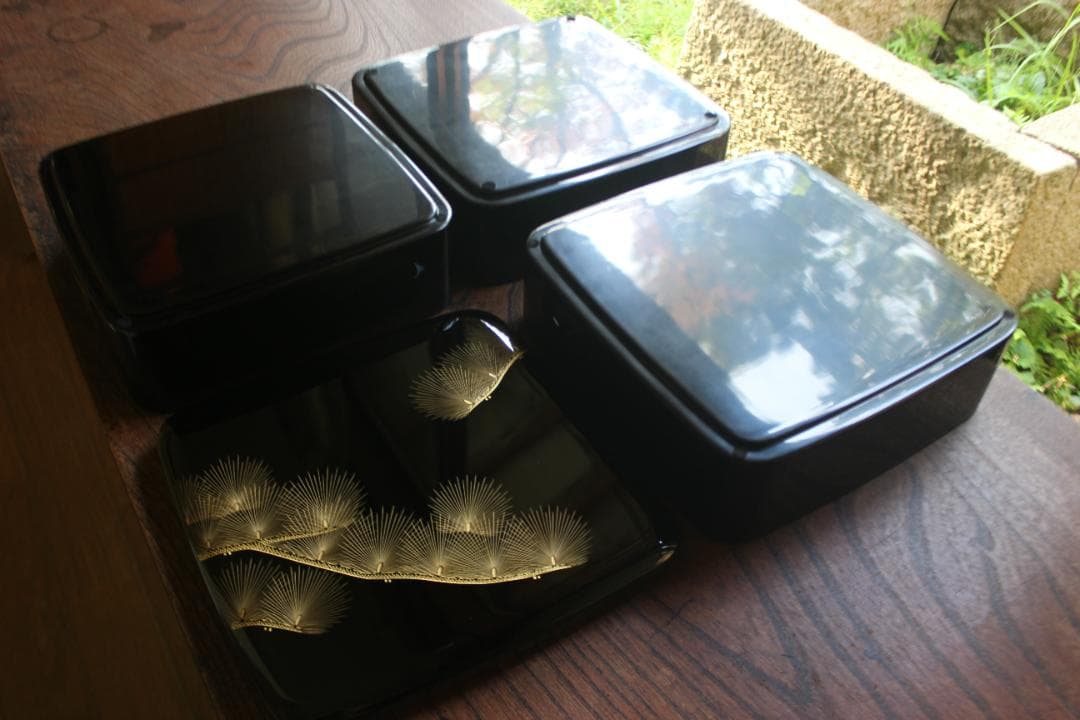 デッドストック！端正な内朱黒漆に極上松沈金の映える三段重（（検重箱お重