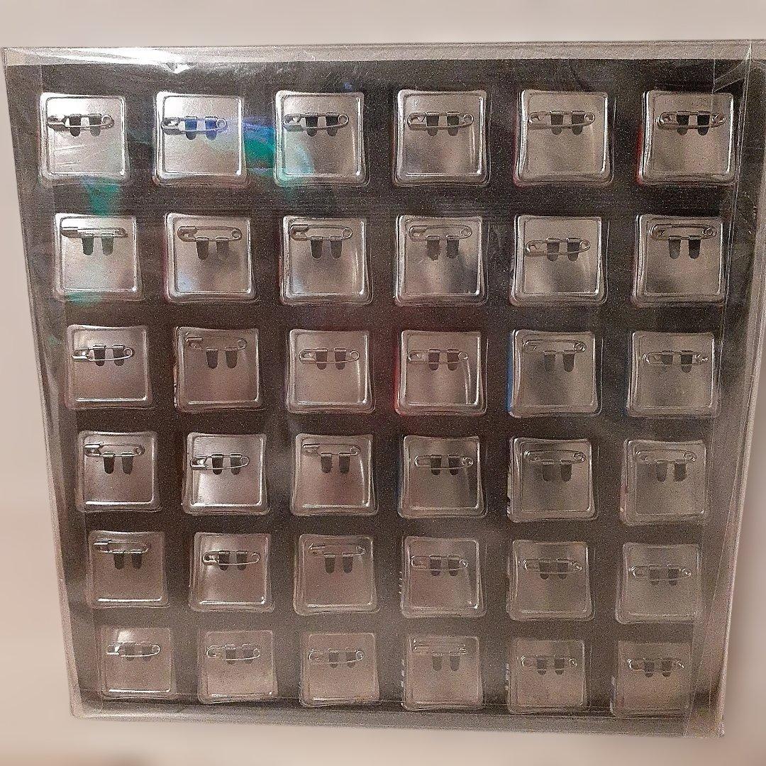 アニメキャラクター ピンバッジセット 36個