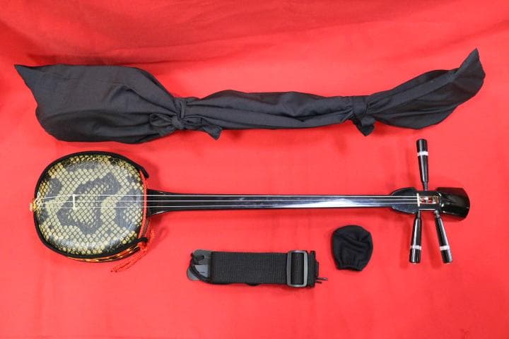 コンパクトで持ち運びしやすく弾きやすい沖縄三線初心者向け 新品未使用