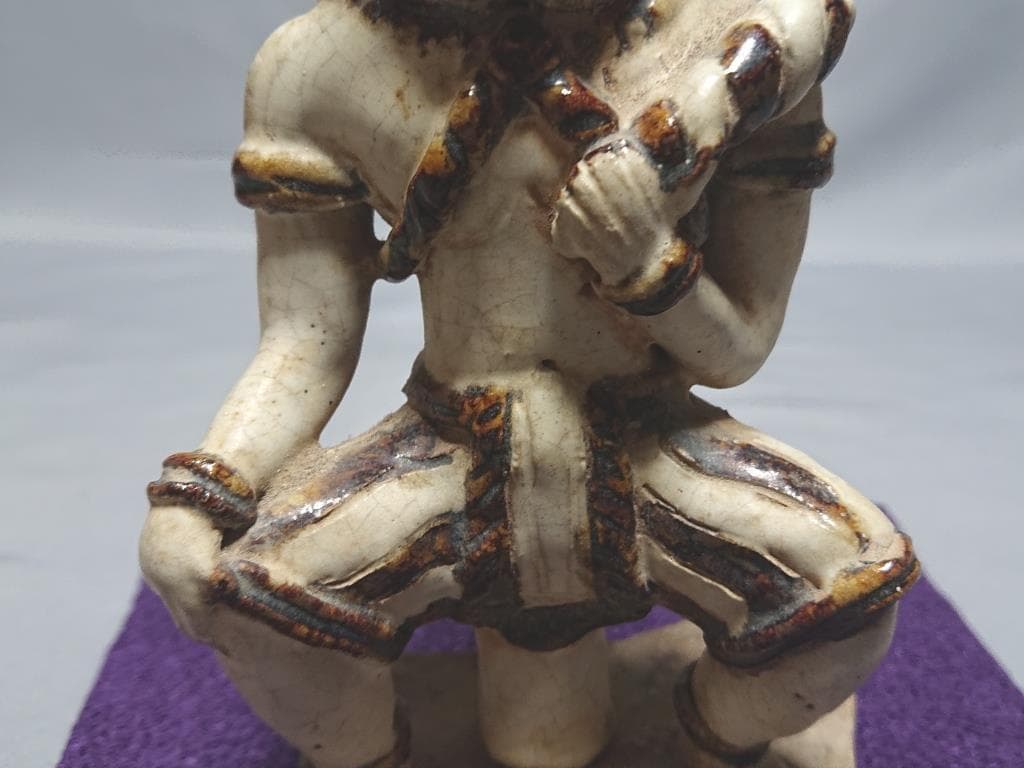 コレクター収集品 タイ スワンカローク コウノイ窯 白濁鉄絵武人像