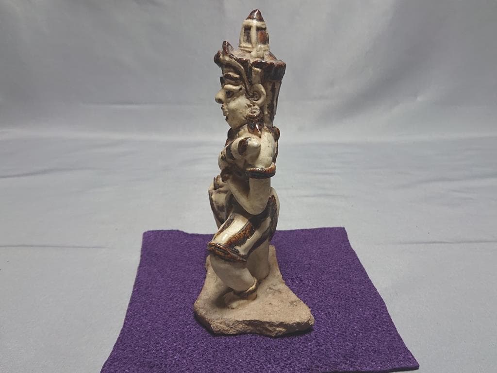 コレクター収集品 タイ スワンカローク コウノイ窯 白濁鉄絵武人像