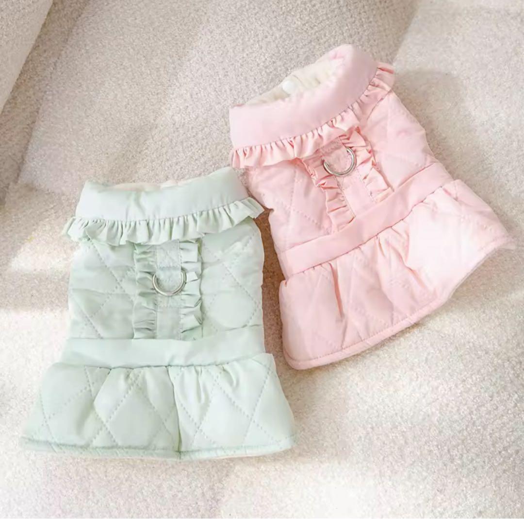 【新品】花模様キルティングふわふわコート　《ピンクM 》お腹ボタン　犬服　防寒