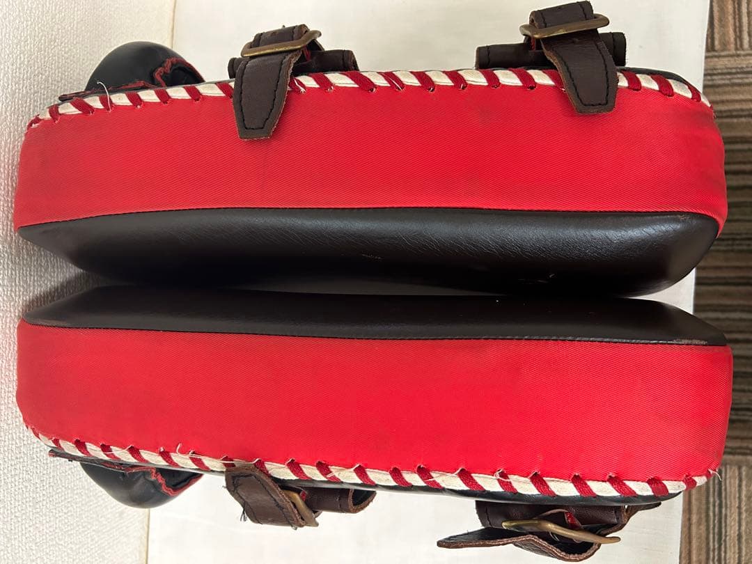 W レザー パンチングミット 黒/赤