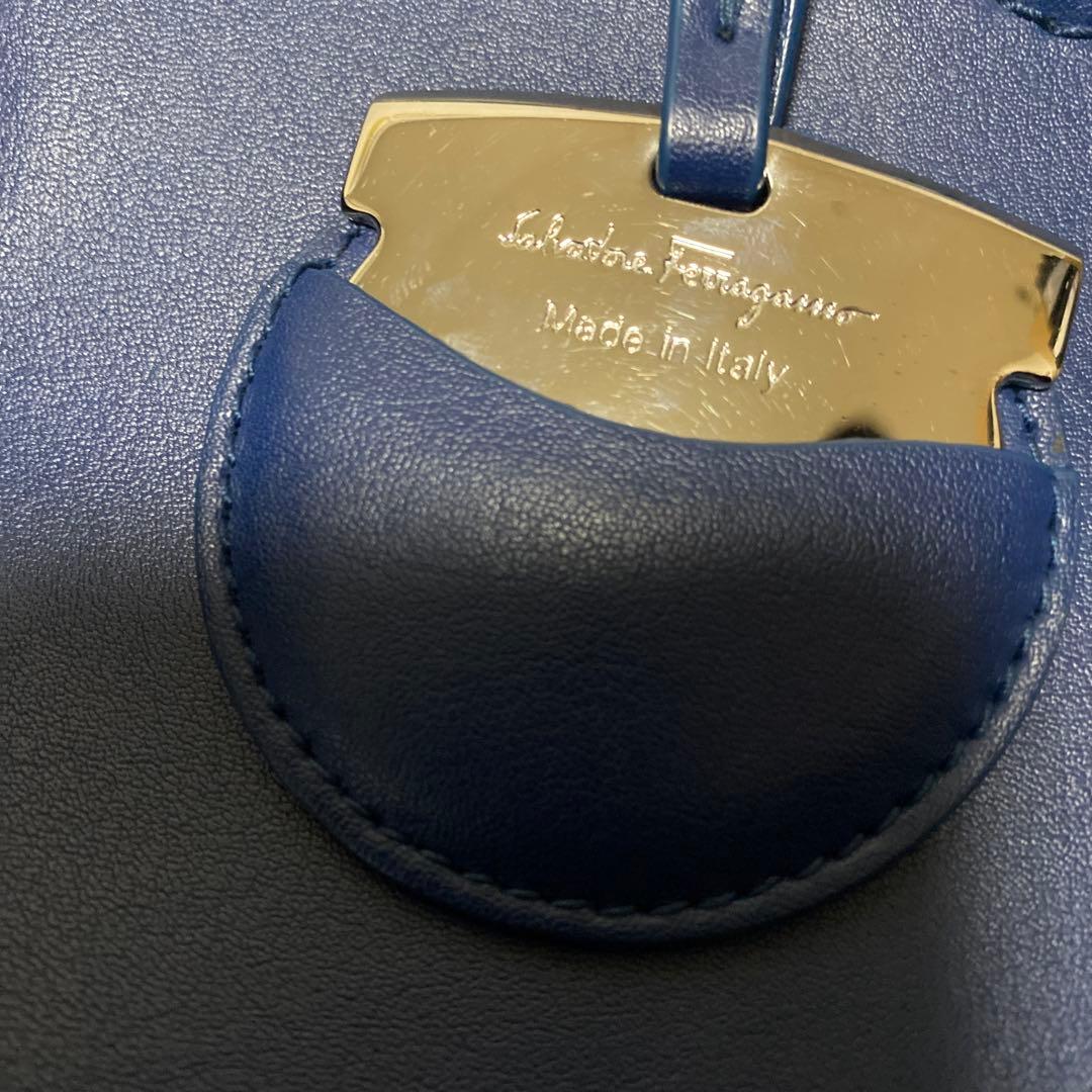 サルヴァトーレフェラガモ ノリータ ハンドバッグ ネイビー