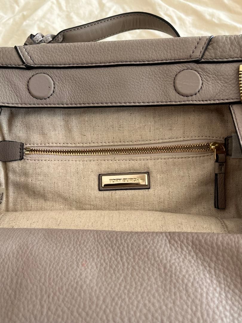 トリバーチ グレー レザー トートバッグ ショルダーストラップ付き