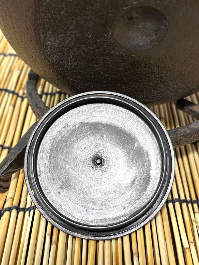 未使用、山形水沢 伝統工芸士 菊池 政光作 大アラレ 飾銅蓋 南部鉄瓶　南部鉄器