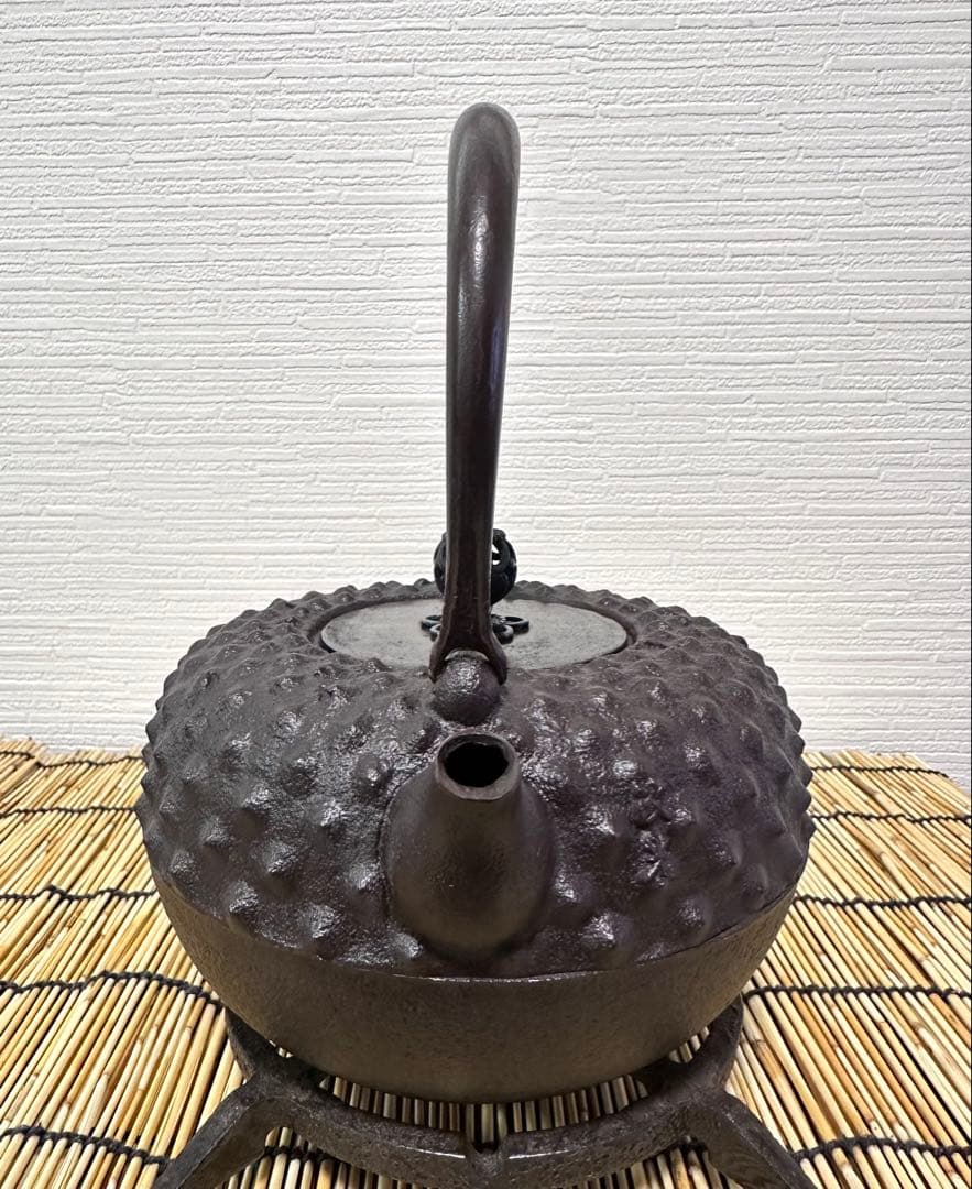 未使用、山形水沢 伝統工芸士 菊池 政光作 大アラレ 飾銅蓋 南部鉄瓶