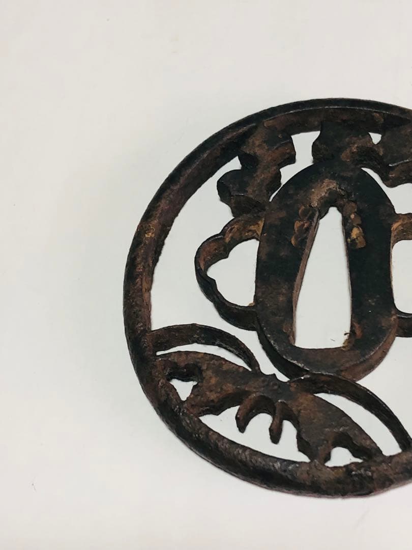 旧家蔵出し品　赤坂鍔　千鳥に蝶の図　鉄製　時代物　箱無し　刀装具　武具　透かし鍔