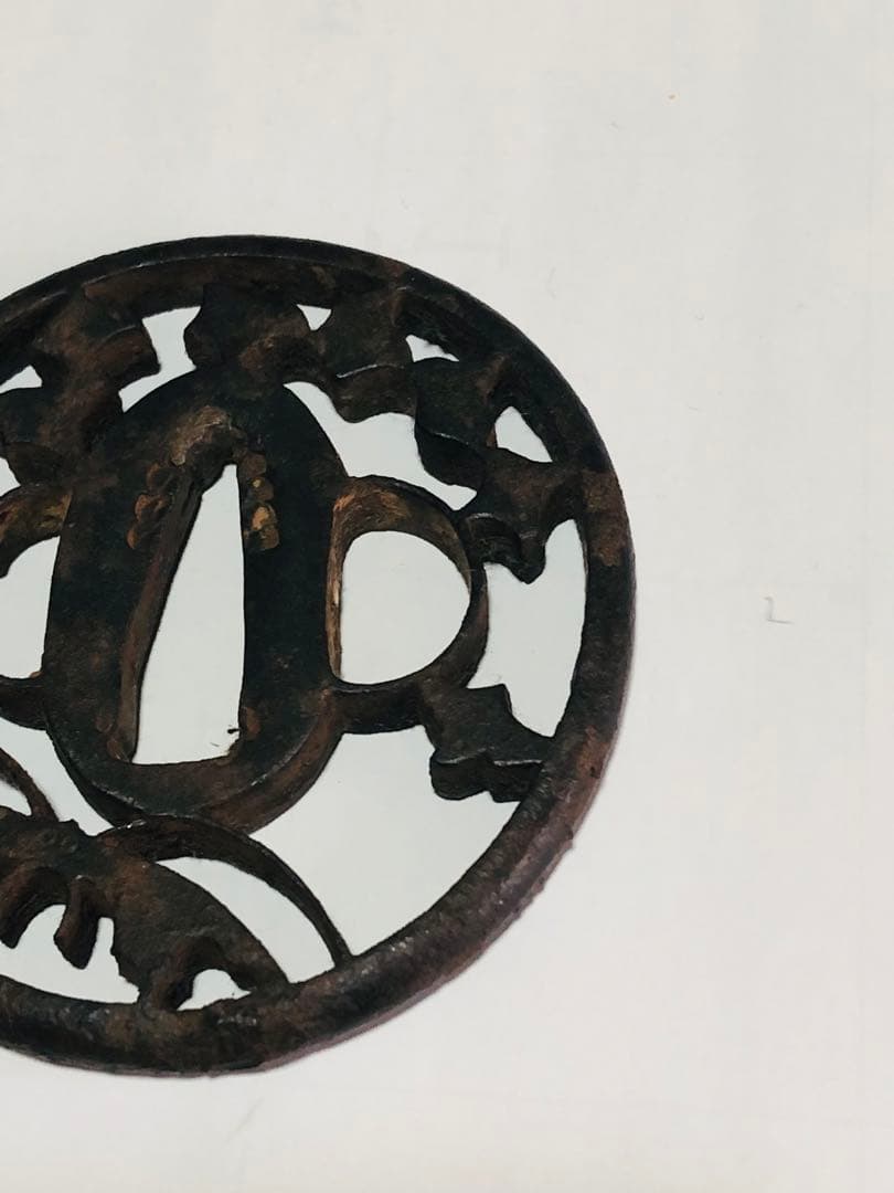 旧家蔵出し品　赤坂鍔　千鳥に蝶の図　鉄製　時代物　箱無し　刀装具　武具　透かし鍔