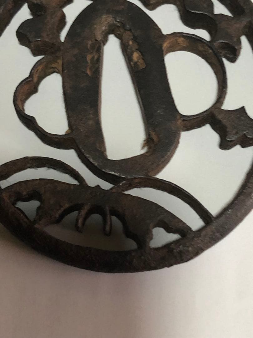 旧家蔵出し品　赤坂鍔　千鳥に蝶の図　鉄製　時代物　箱無し　刀装具　武具　透かし鍔