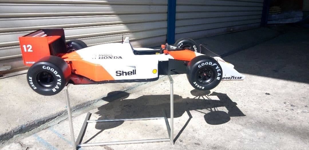 McLaren Honda MP4/4スケールモデル 1/8