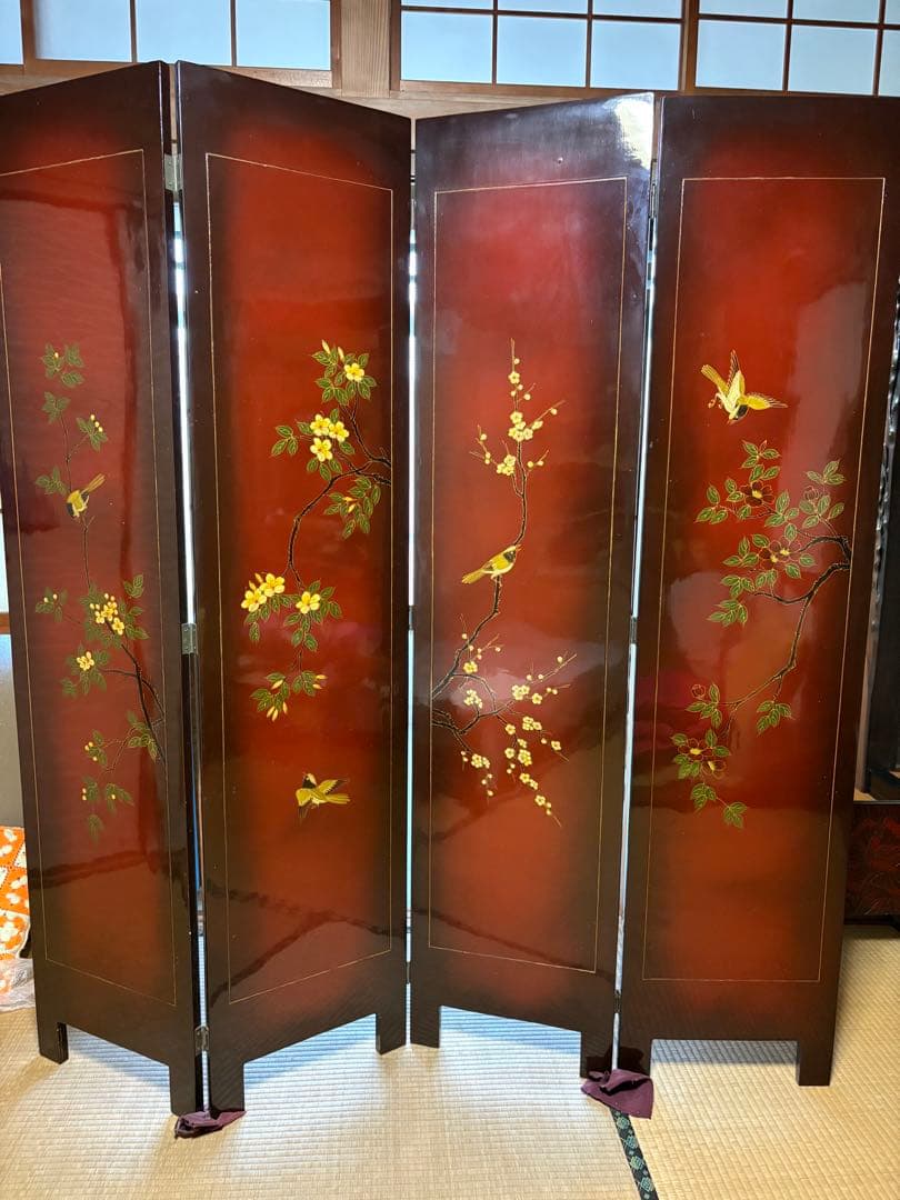 金箔と赤い背景のパーテーション