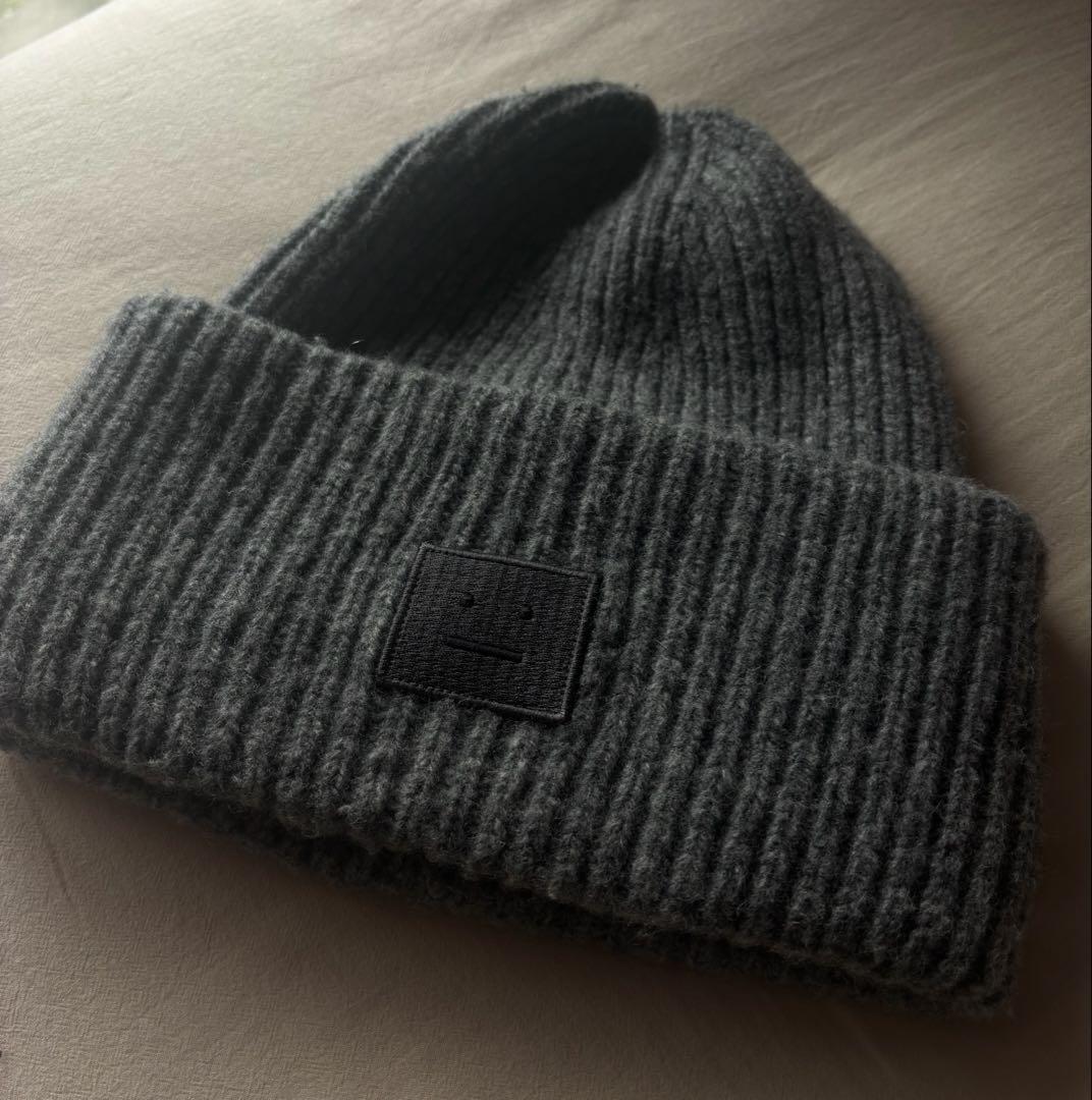 Acne Studios グレー ニット帽 ムーミン刺繍 Acne Studios グレー