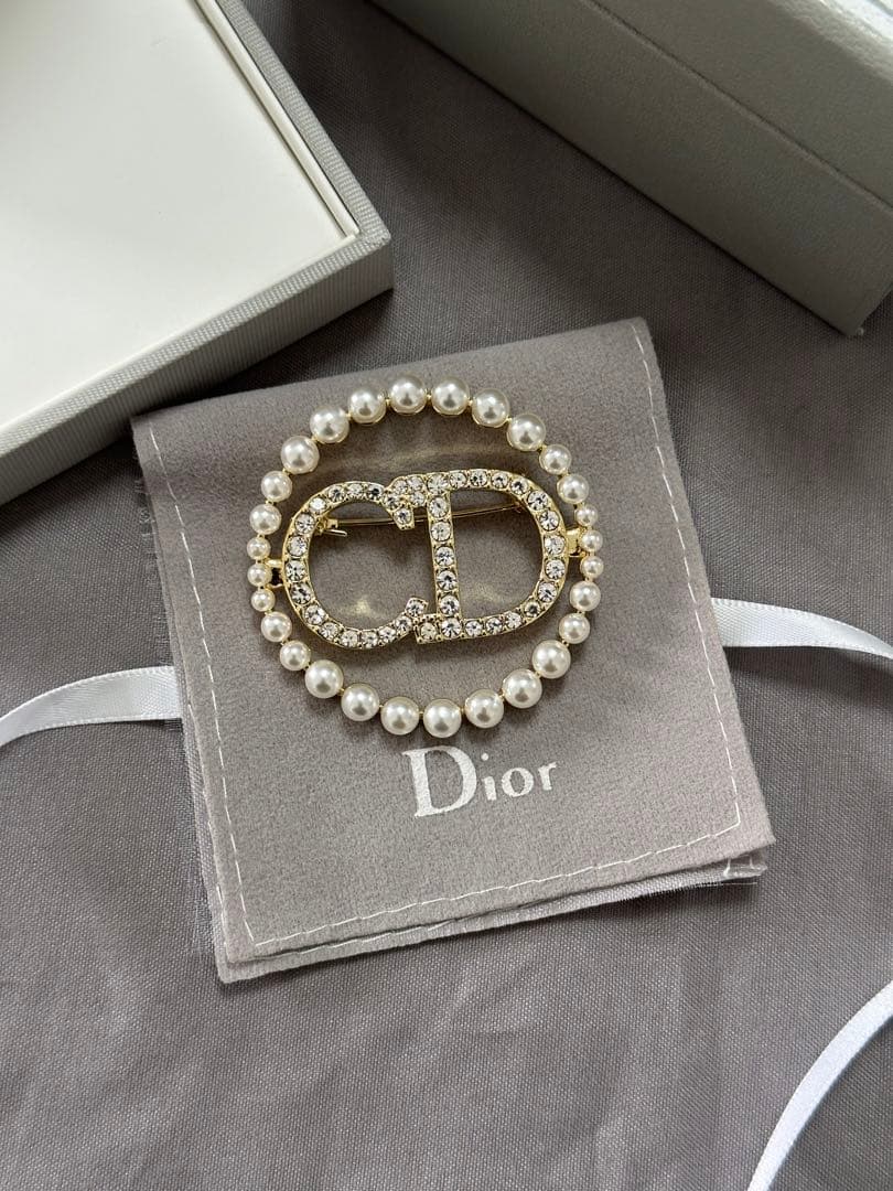 パールとクリスタルを使用したDiorのエレガントなブローチ。