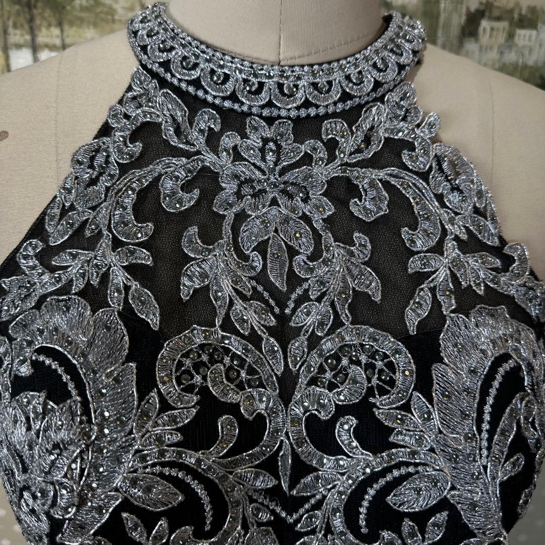 ブラックハイネック刺繍ドレス