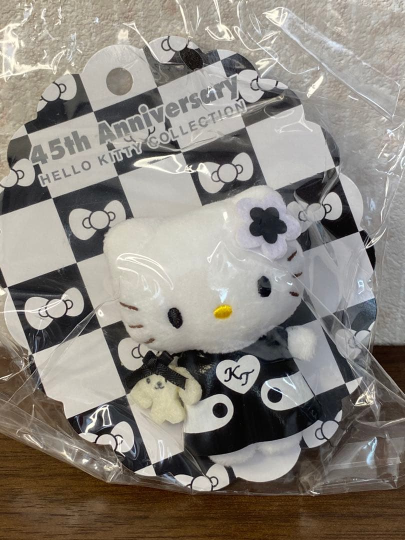 新品未使用希少ハローキティ45周年アニバーサリーミニブローチ