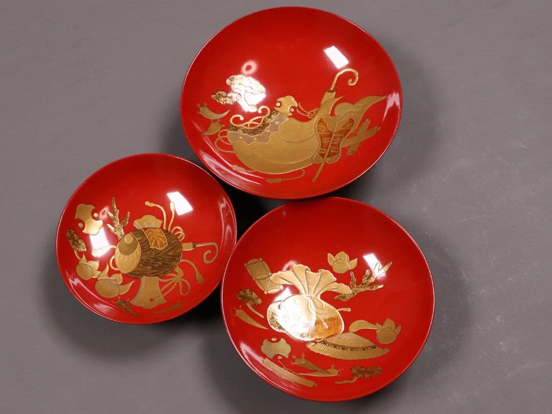 時代木製漆器 宝尽くし 朱塗三ッ組杯 鶴亀松竹梅 黒高台 金蒔絵 MA342
