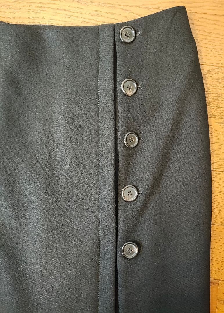 プラダ　PRADA 黒 ボタン付き タイトスカート ひざ丈