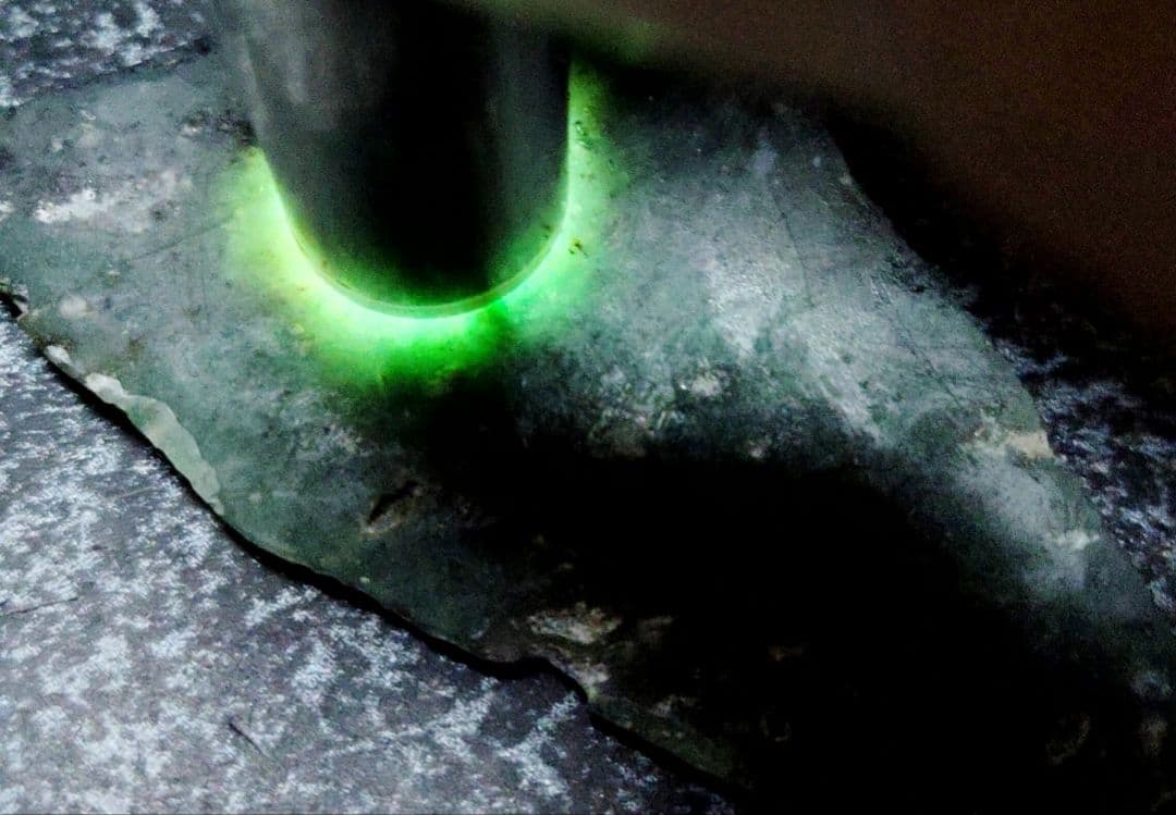 ☆翡翠原石☆糸魚川硬玉【山之坊・コスモクロア・切り出し端材20g】