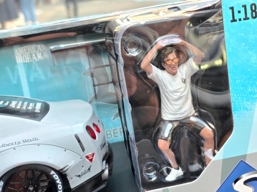 リバティウォーク R35 GT-R 1/18スケールミニカーフィギュア付き