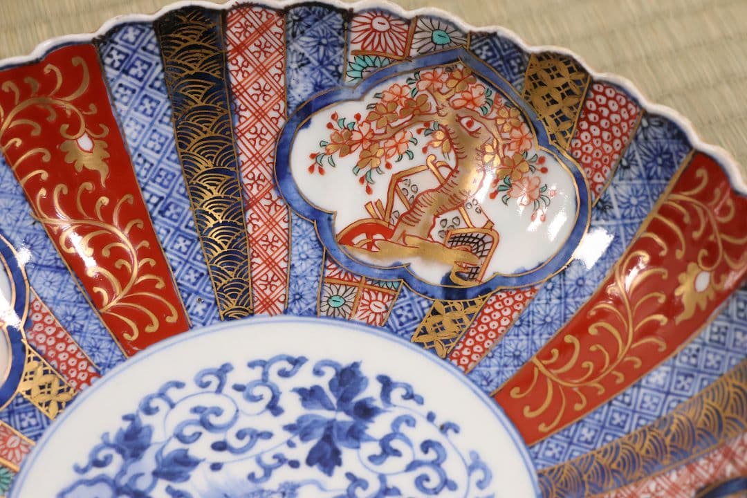 大聖寺伊万里 冨貴長春 輪花金襴手平鉢 菊形 24.7cm 皿 【MA668