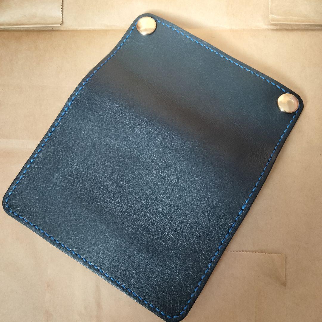 ネイビー×キャメルが映えるハンドメイドレザー トラッカーウォレット 二つ折り財布