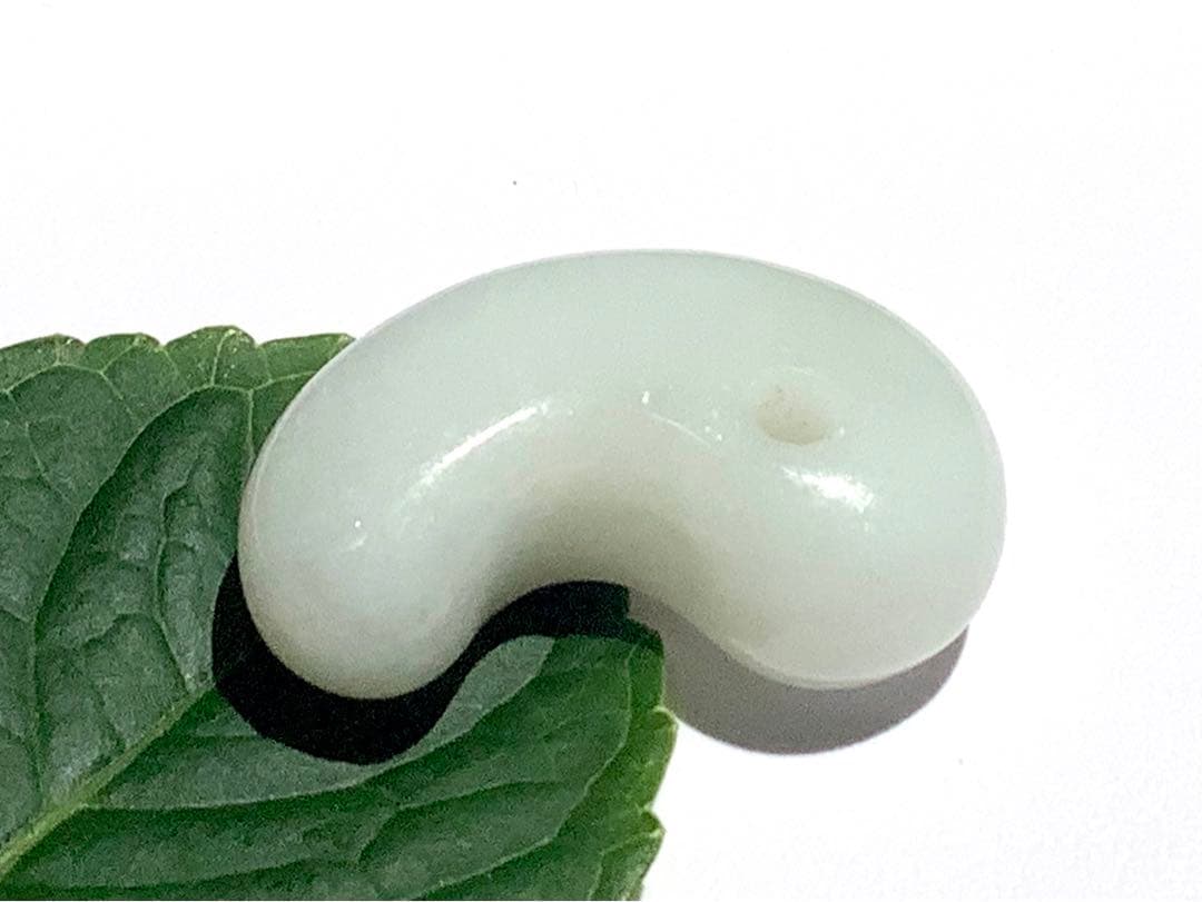 ✳60以上間違い無し‼️卸し糸魚川翡翠勾玉 お守り守護石に 鑑別書