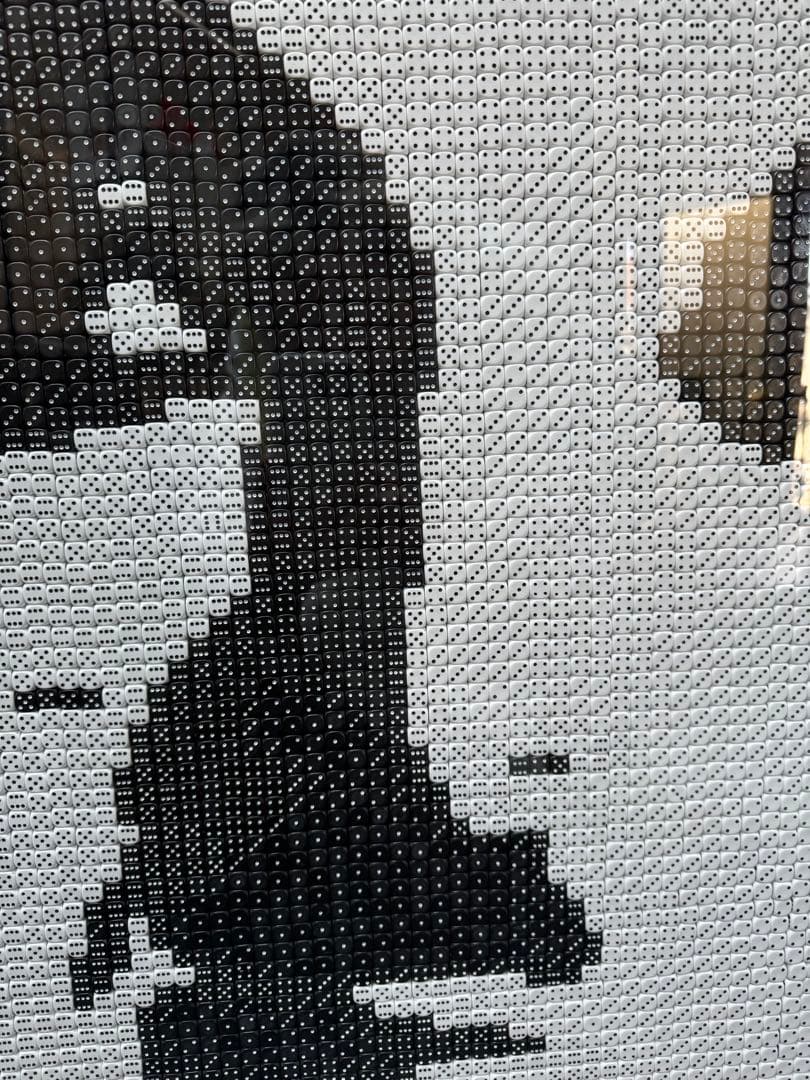 サイコロで作ったモザイクアート（チャールズ・チャップリン）