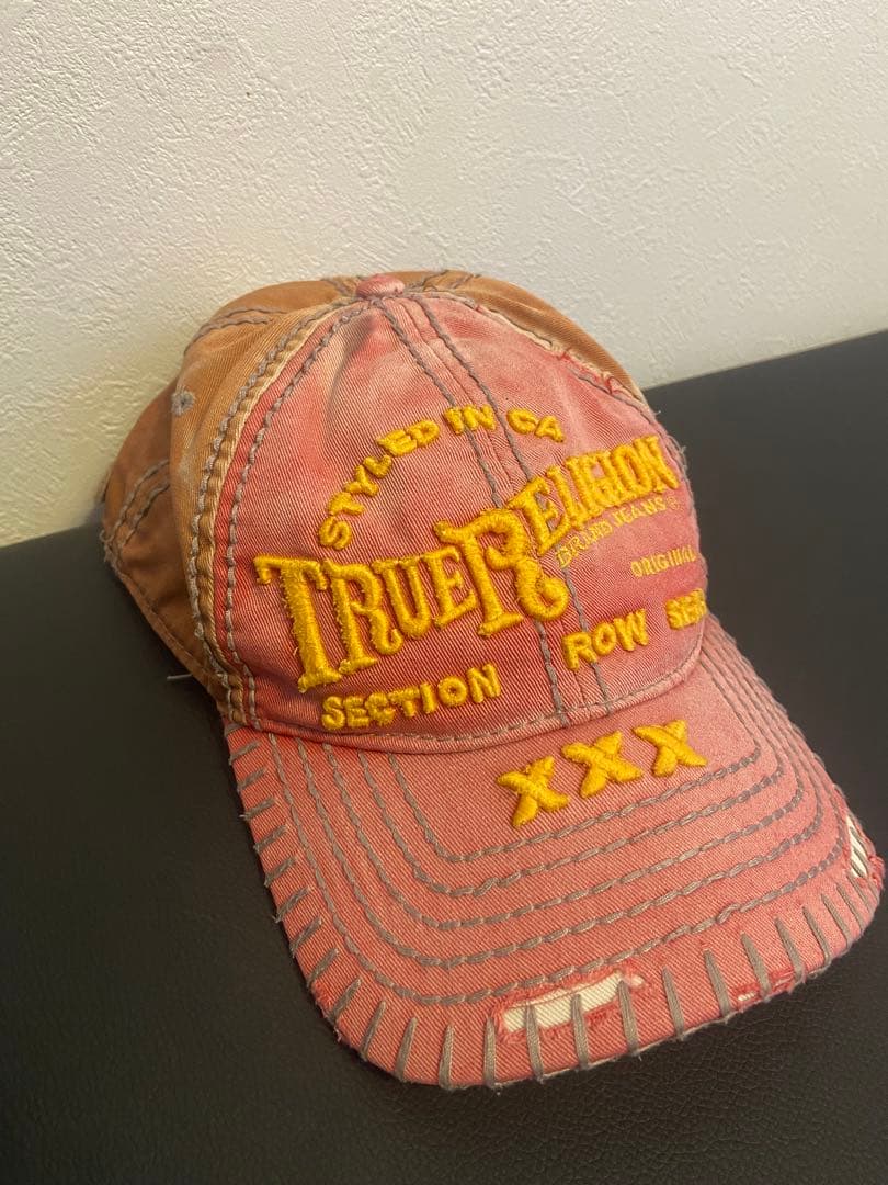 True Religion 刺繍キャップ ピンク/ブラウン True Religion（キャップ