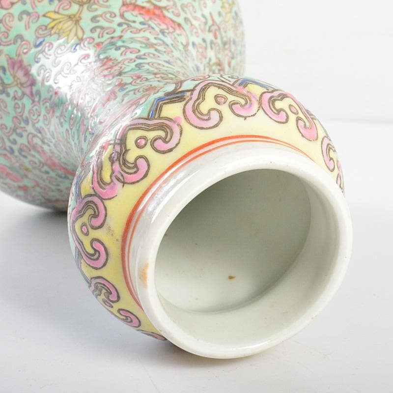 中国 大清康煕年製 粉彩纏枝花卉文 蒜口瓶 V